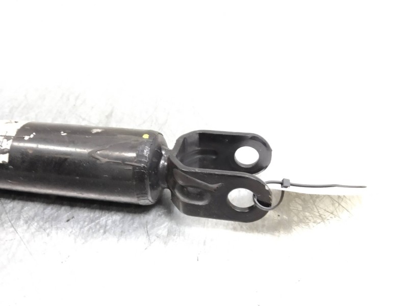 Recambio de amortiguador trasero para hyundai i30 1.6 crdi cat referencia OEM IAM 553102R700  