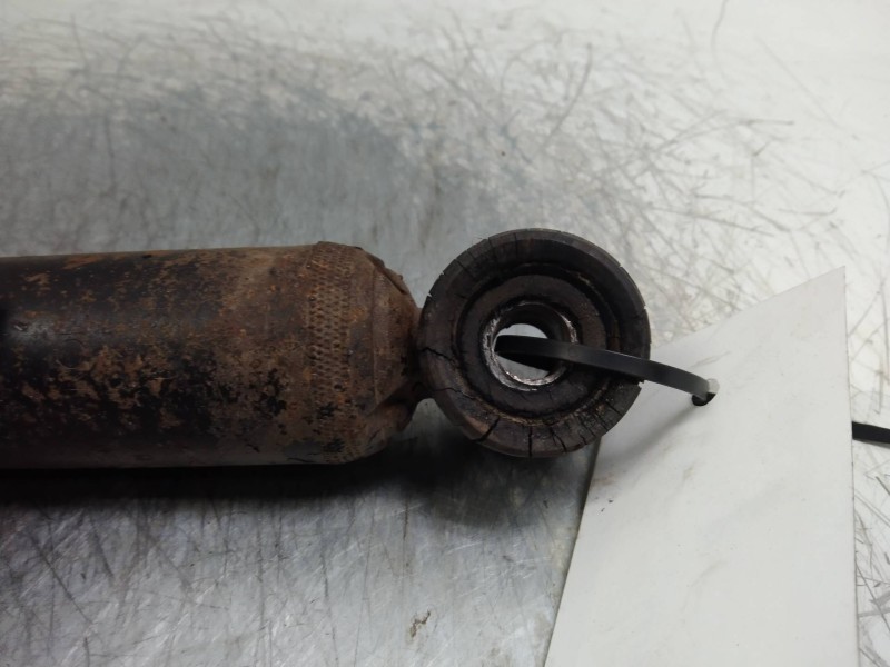 Recambio de amortiguador trasero para nissan trade 2.8 d referencia OEM IAM   