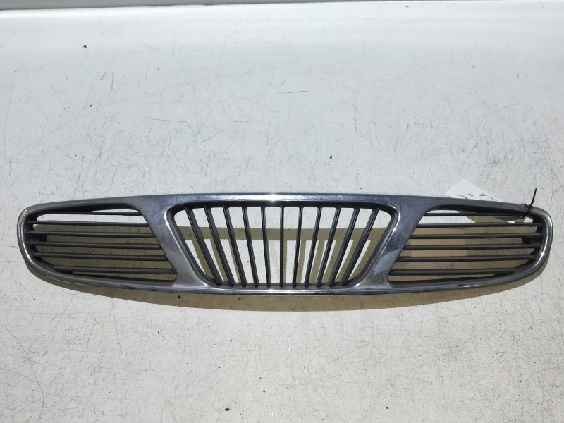 Recambio de rejilla delantera para daewoo nubira berlina 2.0 cat referencia OEM IAM   