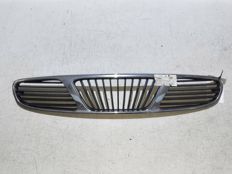 Recambio de rejilla delantera para daewoo nubira berlina 2.0 cat referencia OEM IAM   