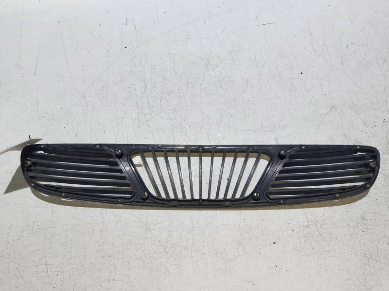 Recambio de rejilla delantera para daewoo nubira berlina 2.0 cat referencia OEM IAM   