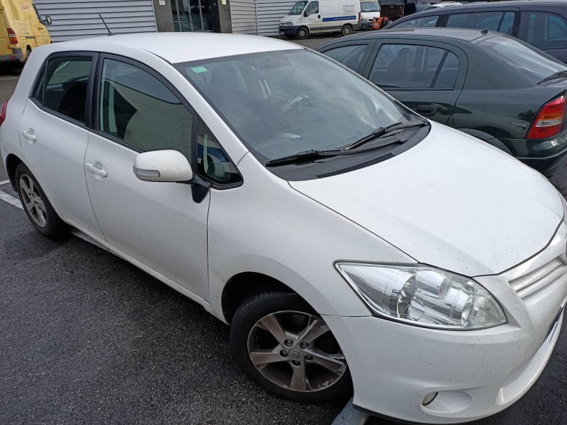 toyota auris del año 2010