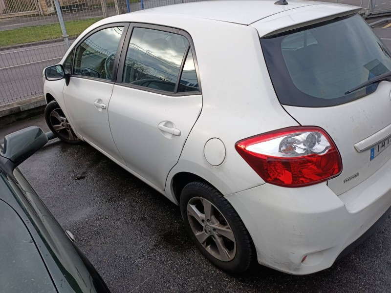 toyota auris del año 2010