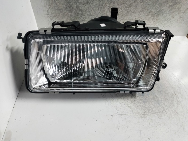 Recambio de faro izquierdo para audi 80 (811/813) referencia OEM IAM   