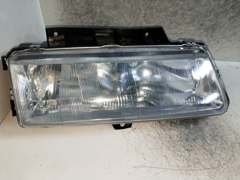 Recambio de faro derecho para citroen xantia berlina referencia OEM IAM   