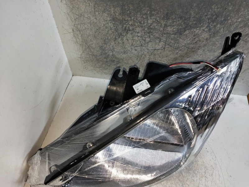 Recambio de faro izquierdo para ford focus berlina (cak) referencia OEM IAM   