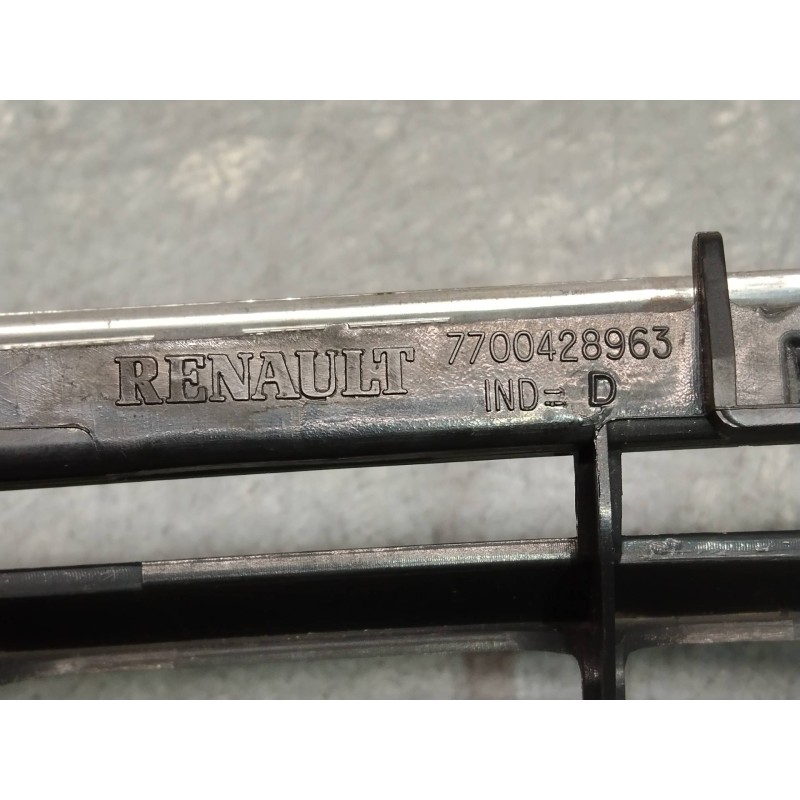 Recambio de rejilla delantera para renault megane i fase 2 berlina (ba0) 1.9 d rt referencia OEM IAM 7700428963  IZQUIERDA