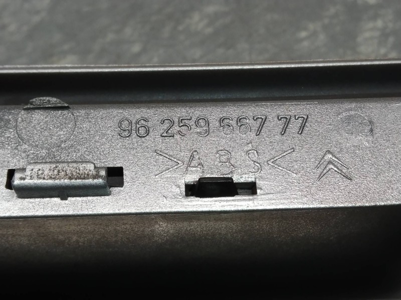 Recambio de rejilla delantera para citroen xantia berlina 2.0 hdi referencia OEM IAM 9625966777  