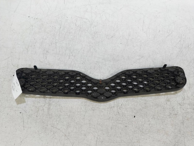 Recambio de rejilla delantera para toyota yaris (ncp1/nlp1/scp1) 1.4 turbodiesel cat referencia OEM IAM   