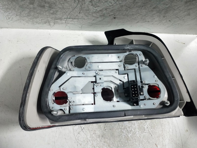 Recambio de piloto trasero derecho para bmw serie 3 berlina (e36) referencia OEM IAM   