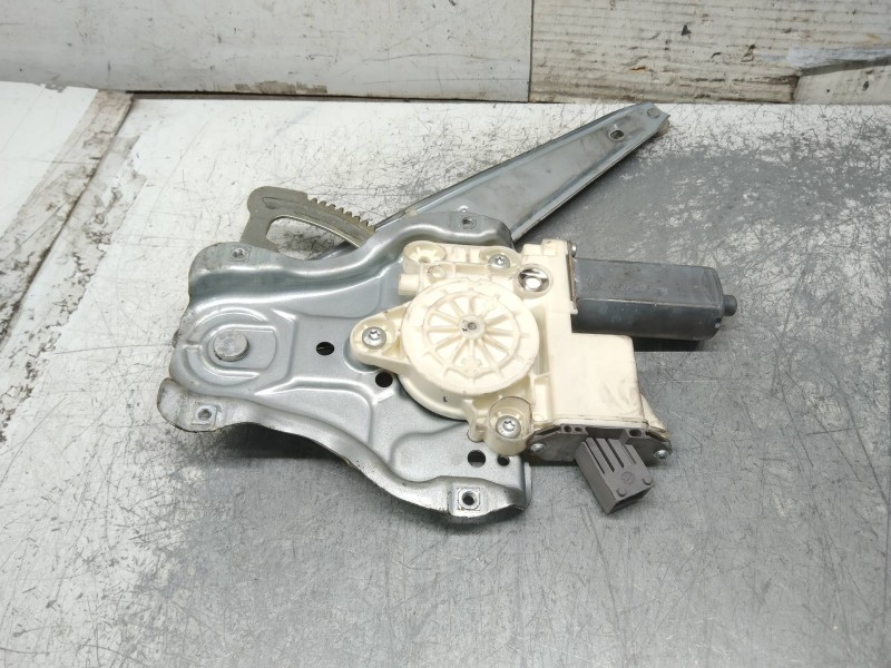 Recambio de elevalunas trasero derecho para toyota avensis wagon (t25) 2.2 d-4d clean power executive referencia OEM IAM 6983005