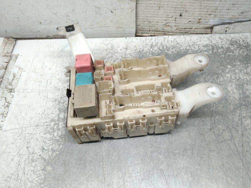 Recambio de caja reles / fusibles para toyota auris luna+ referencia OEM IAM 8273002150A  