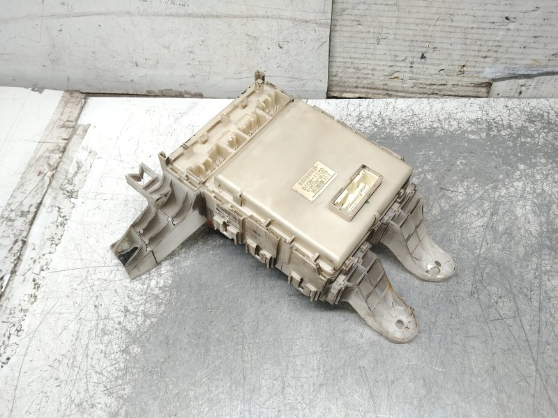 Recambio de caja reles / fusibles para toyota auris luna+ referencia OEM IAM 8273002150A  