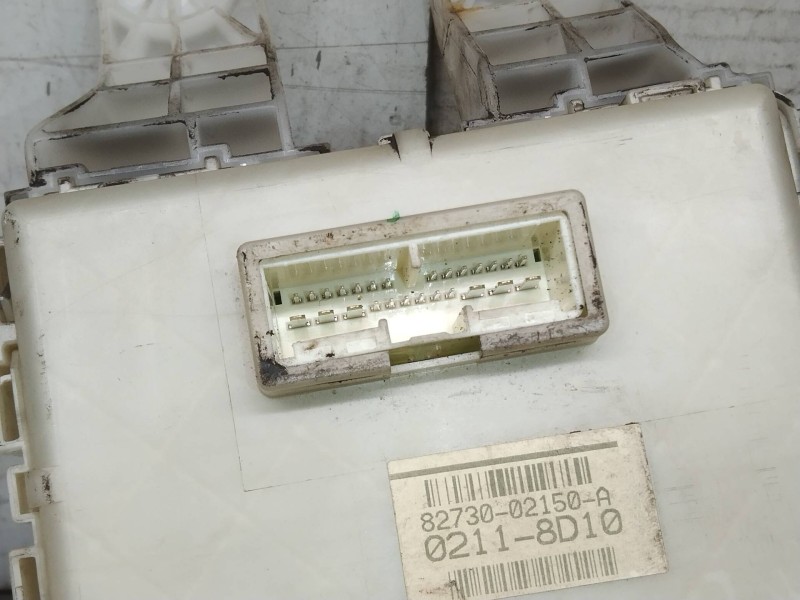 Recambio de caja reles / fusibles para toyota auris luna+ referencia OEM IAM 8273002150A  