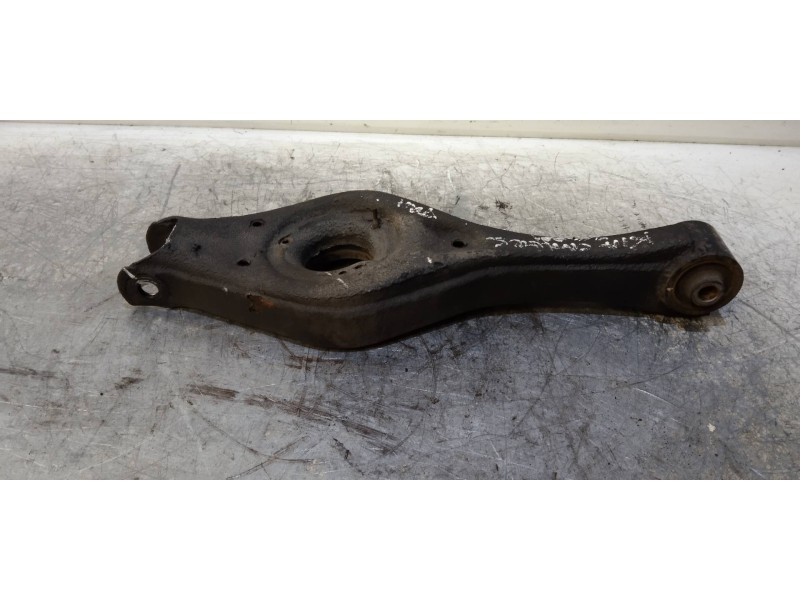 Recambio de brazo suspension inferior trasero derecho para kia carens (un) emotion referencia OEM IAM   
