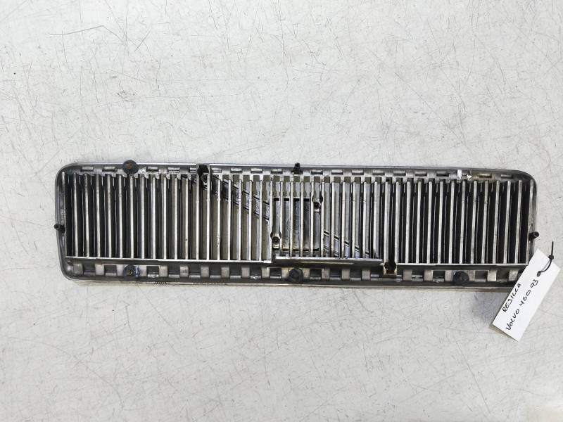 Recambio de rejilla delantera para volvo serie 460 1.9 turbodiesel referencia OEM IAM   