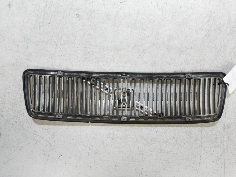 Recambio de rejilla delantera para volvo v70 familiar 2.4 turbo cat referencia OEM IAM   