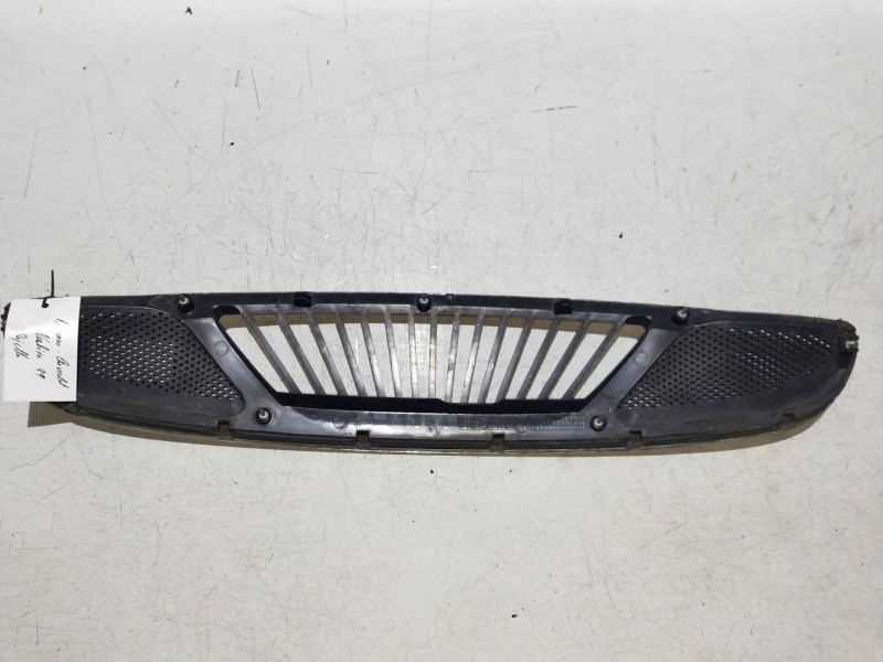 Recambio de rejilla delantera para daewoo nubira berlina 1.6 cat referencia OEM IAM 96272289  
