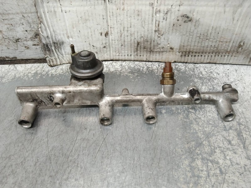 Recambio de rampa inyectora para ford sierra berlina gl referencia OEM IAM 88WF9D280AB  