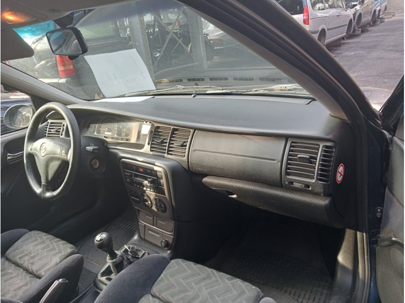 opel vectra b berlina del año 2000
