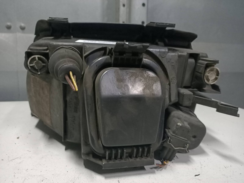 Recambio de faro derecho para audi a4 berlina (b5) 1.8 referencia OEM IAM   