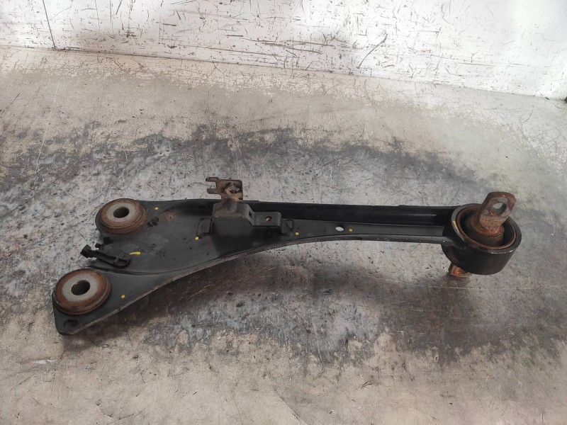 Recambio de brazo suspension inferior trasero derecho para toyota auris hybrid business referencia OEM IAM   