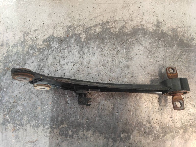 Recambio de brazo suspension inferior trasero izquierdo para toyota auris hybrid business referencia OEM IAM   