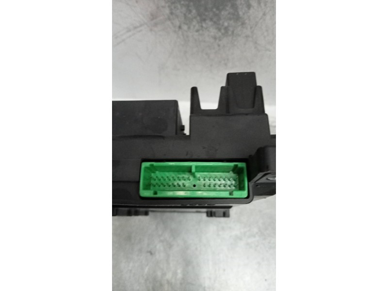Recambio de caja reles / fusibles para land rover range rover sport v6 td hse referencia OEM IAM YQE500350  