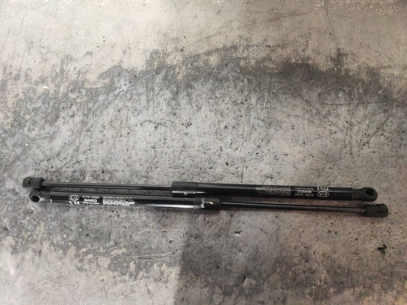 Recambio de amortiguadores maletero / porton para kia rio basic referencia OEM IAM 817701W200 817801W200 