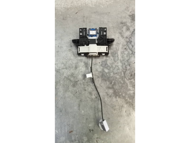 Recambio de antena para lexus nx 300h 4wd referencia OEM IAM 8686078010C  