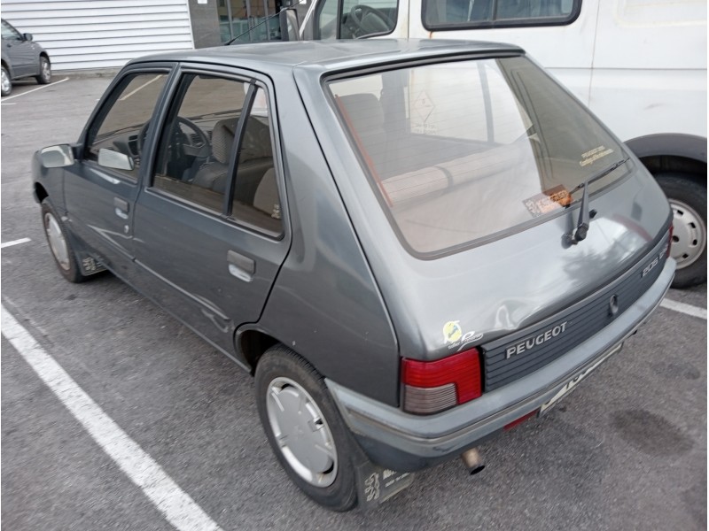 peugeot 205 berlina del año 1992