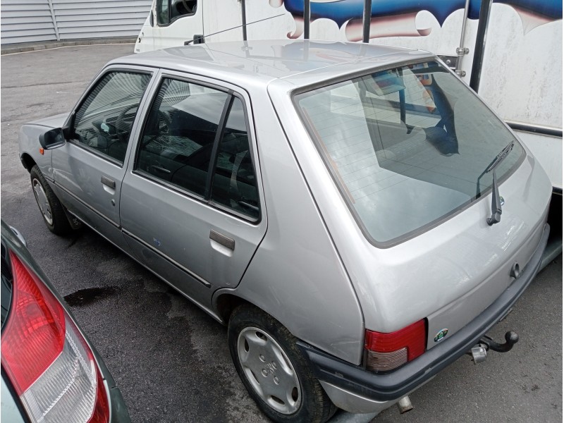 peugeot 205 berlina del año 1983