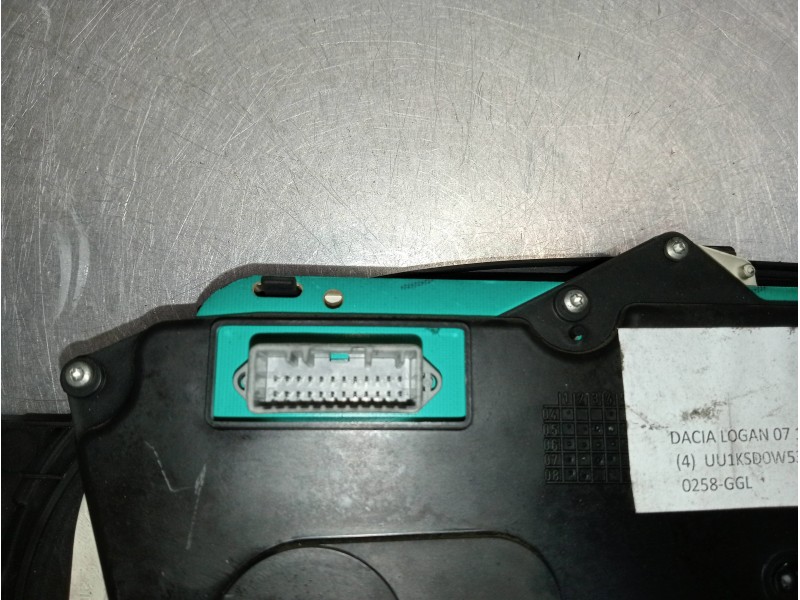 Recambio de cuadro instrumentos para dacia logan laureate referencia OEM IAM P8200752820  