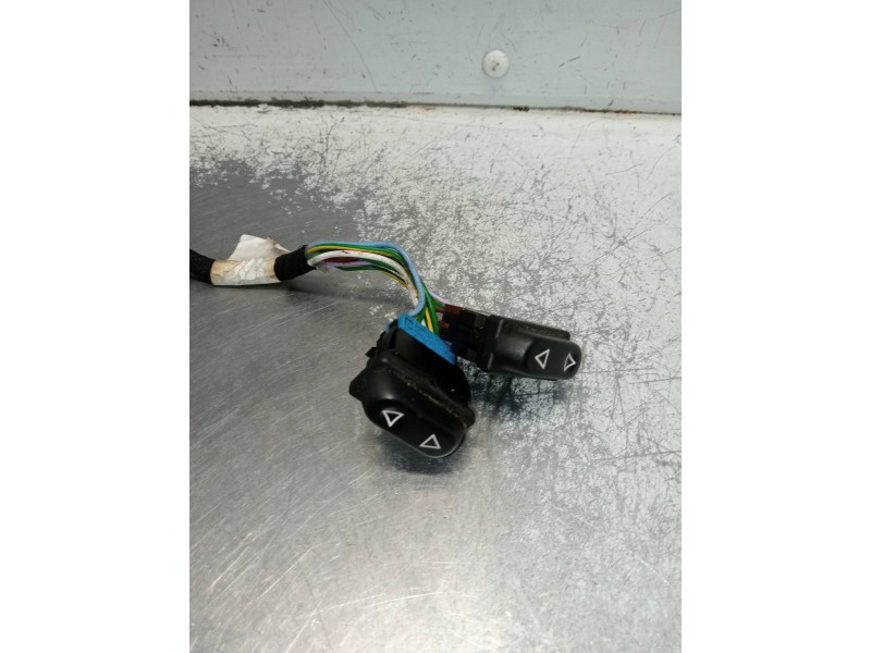 Recambio de mando elevalunas delantero izquierdo para peugeot 306 berlina 3/5 puertas (s1) 1.9 turbodiesel referencia OEM IAM 96
