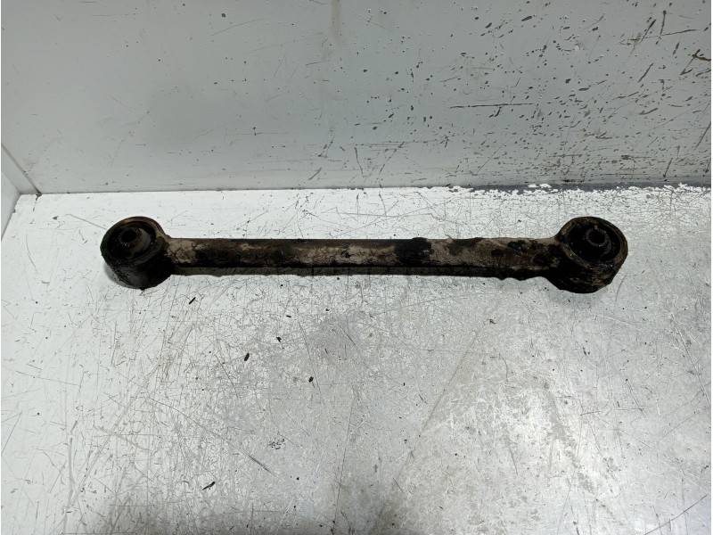 Recambio de brazo suspension inferior trasero derecho para volvo serie 240 berlina 240 gl referencia OEM IAM   