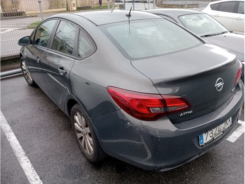 opel astra j lim. 4türig del año 2015