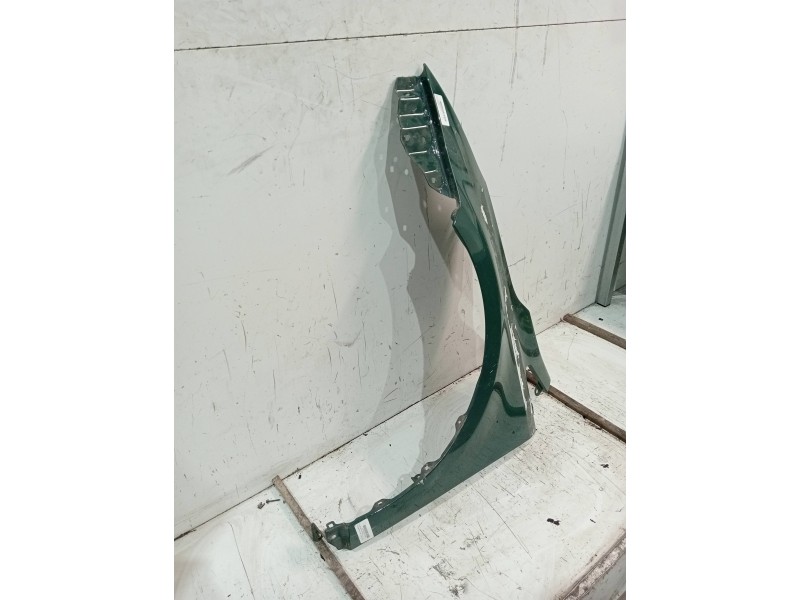 Recambio de aleta delantera izquierda para toyota avensis advance referencia OEM IAM   