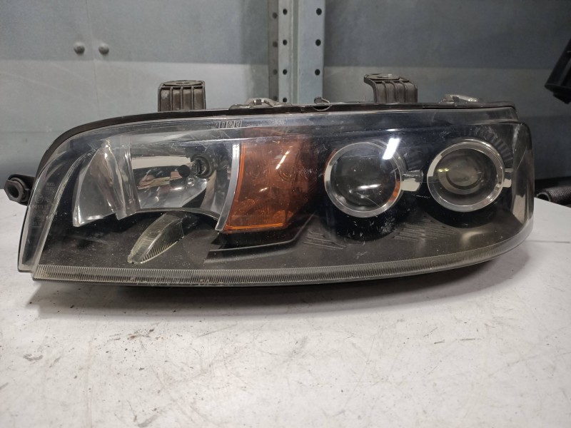 Recambio de faro izquierdo para fiat punto berlina (188) 1.9 diesel eco referencia OEM IAM 89100449  