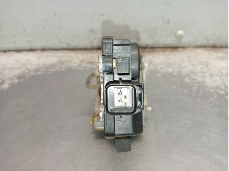 Recambio de motor cierre centralizado trasero derecho para mitsubishi galant berlina (ea0) 2500 v6 24v referencia OEM IAM MR3493