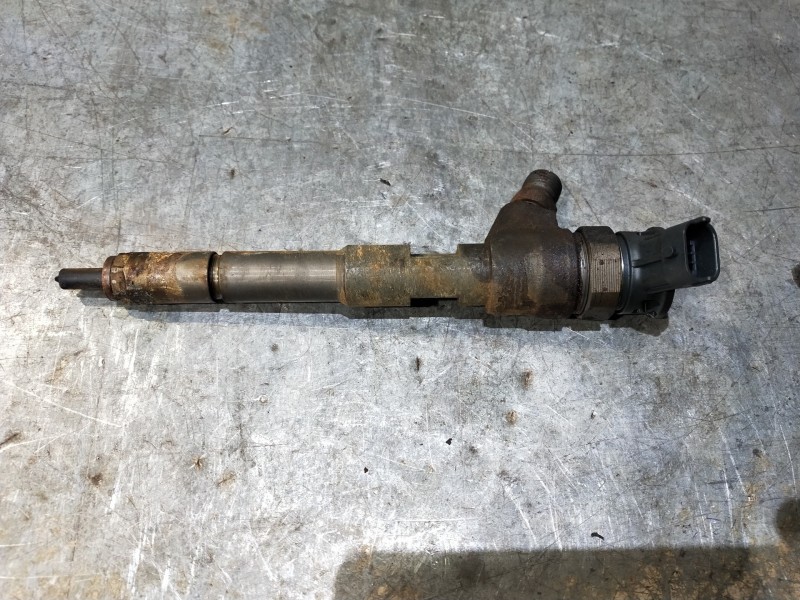 Recambio de inyector para dacia dokker 1.5 dci diesel fap cat referencia OEM IAM 0445110485 H8201108033 BOSCH