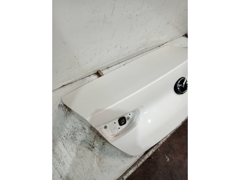 Recambio de tapa maletero para mazda 3 berlina (bp) evolution referencia OEM IAM   