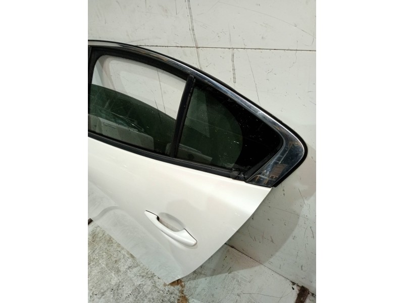 Recambio de puerta trasera izquierda para mazda 3 berlina (bp) evolution referencia OEM IAM   4P
