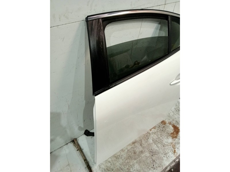 Recambio de puerta trasera izquierda para mazda 3 berlina (bp) evolution referencia OEM IAM   4P