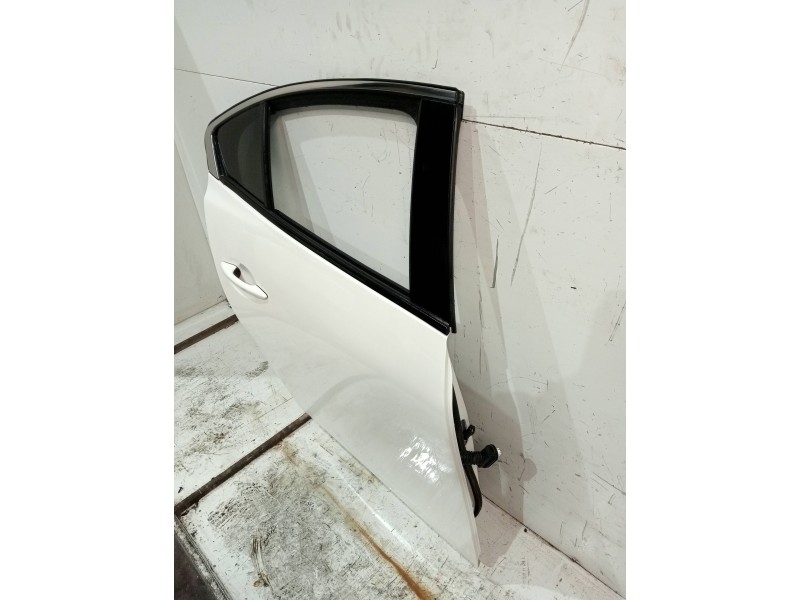 Recambio de puerta trasera derecha para mazda 3 berlina (bp) evolution referencia OEM IAM   4P