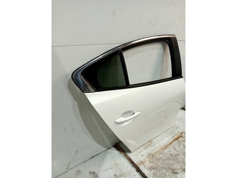 Recambio de puerta trasera derecha para mazda 3 berlina (bp) evolution referencia OEM IAM   4P