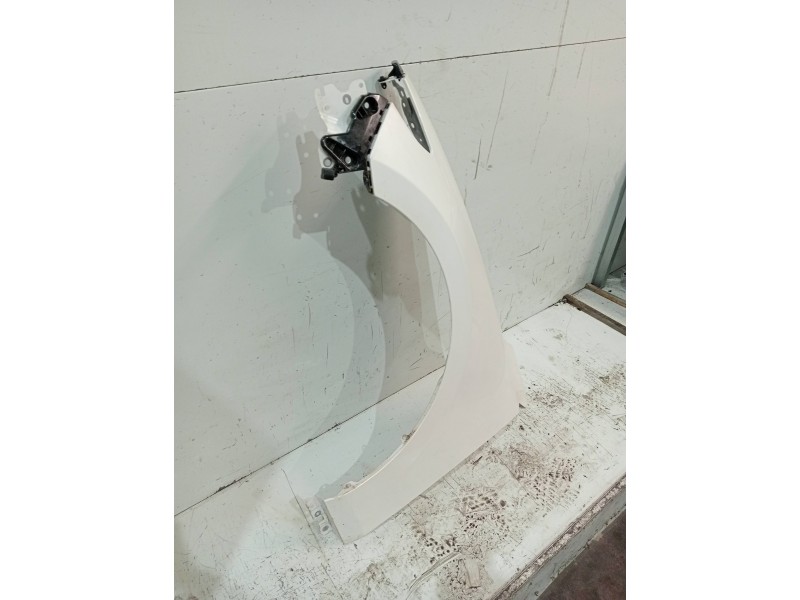 Recambio de aleta delantera izquierda para mazda 3 berlina (bp) evolution referencia OEM IAM   