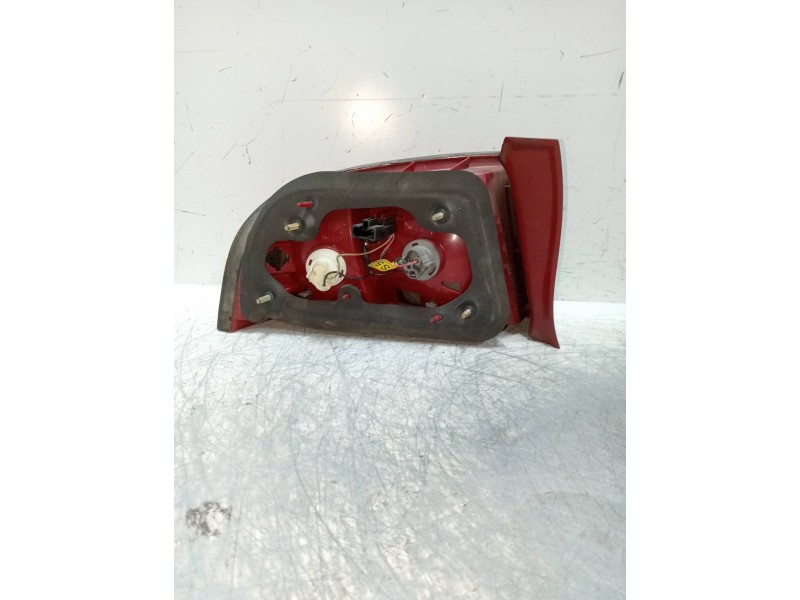 Recambio de piloto trasero derecho para kia magentis 2.5 v6 cat referencia OEM IAM   