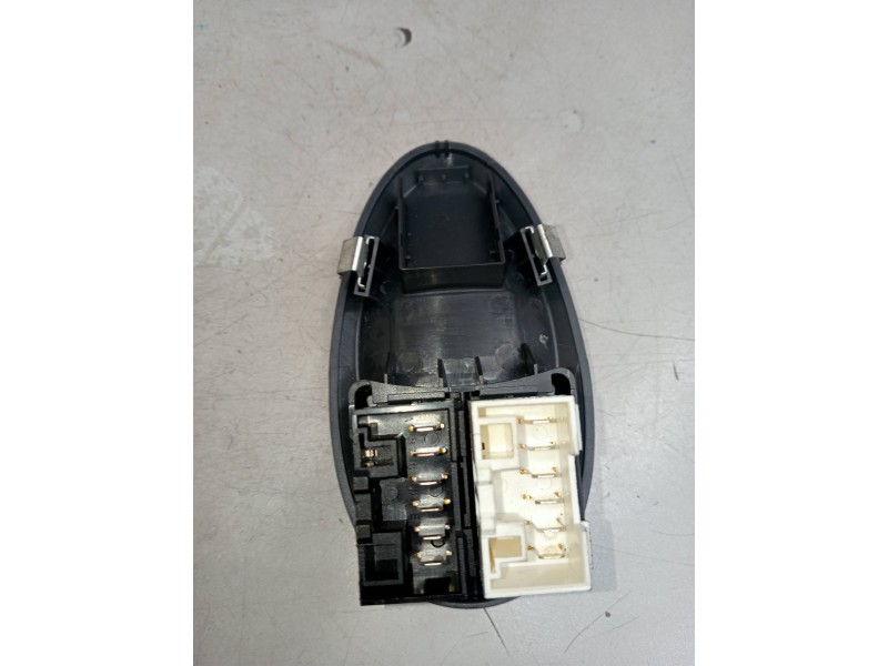 Recambio de mando elevalunas delantero izquierdo para iveco daily caja cerrada (2006 =>) 2.3 diesel referencia OEM IAM   5P