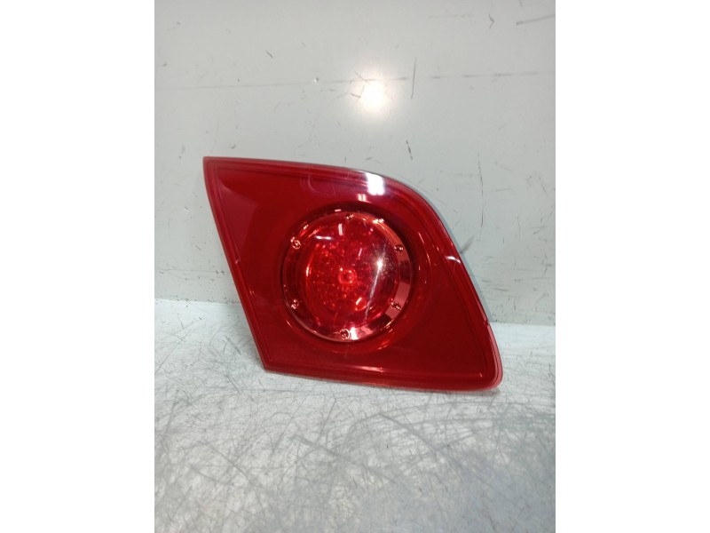 Recambio de piloto trasero derecho interior para mazda 3 berlina (bk) referencia OEM IAM    Recambio de piloto trasero derecho interior para mazda 3 berlina (bk) referencia OEM IAM