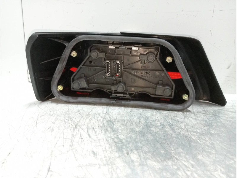 Recambio de piloto trasero derecho para peugeot 605 referencia OEM IAM   